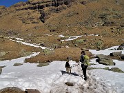 23 Dalla Baita dei Tre pizzi pestando neve andiamo al Laghetto di Pietra Quadra